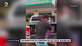 Un muncitor în construcții dă viață zidurilor